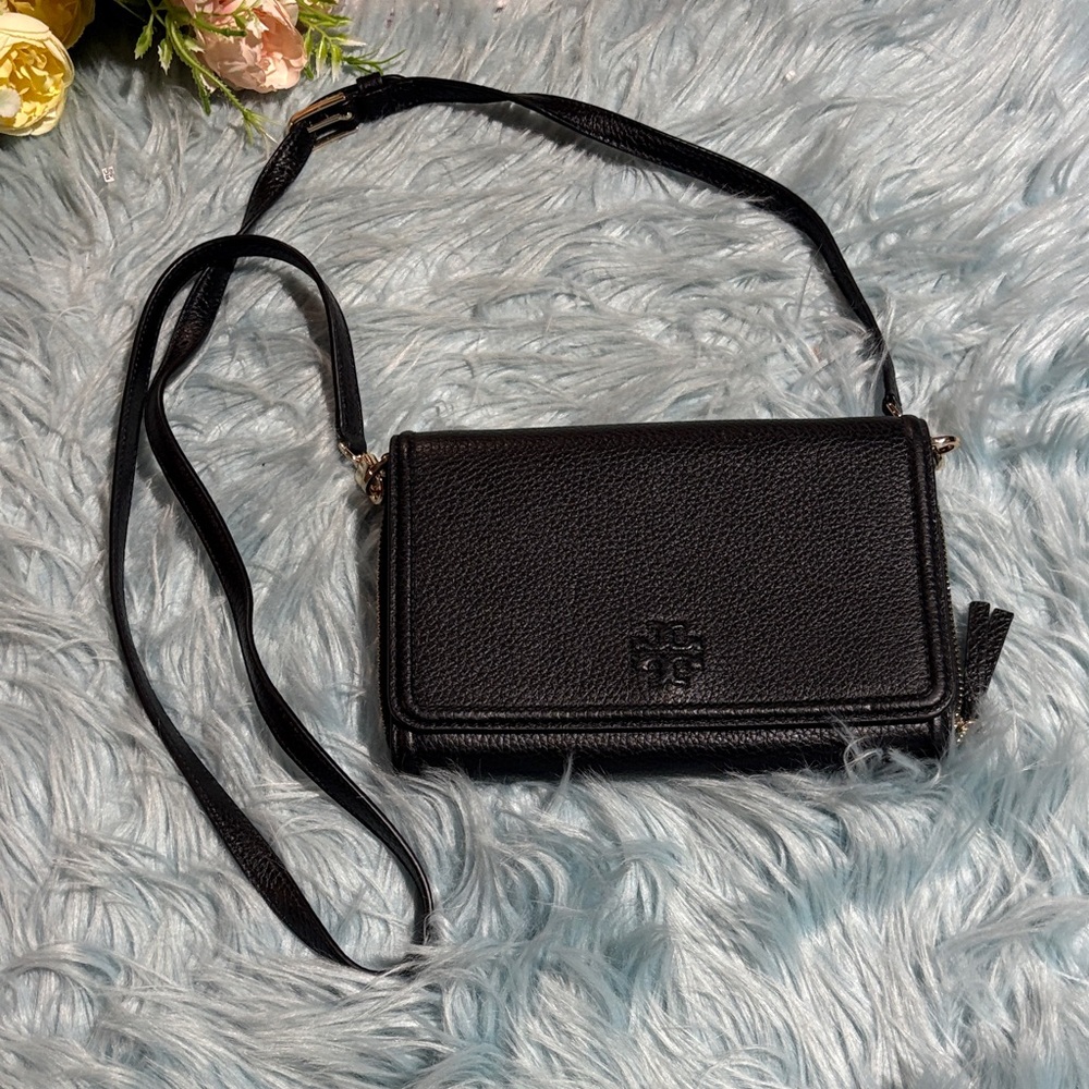 Tory Burch Thea Flat Wallet Crossbody Bag in Black Pebbled Leather